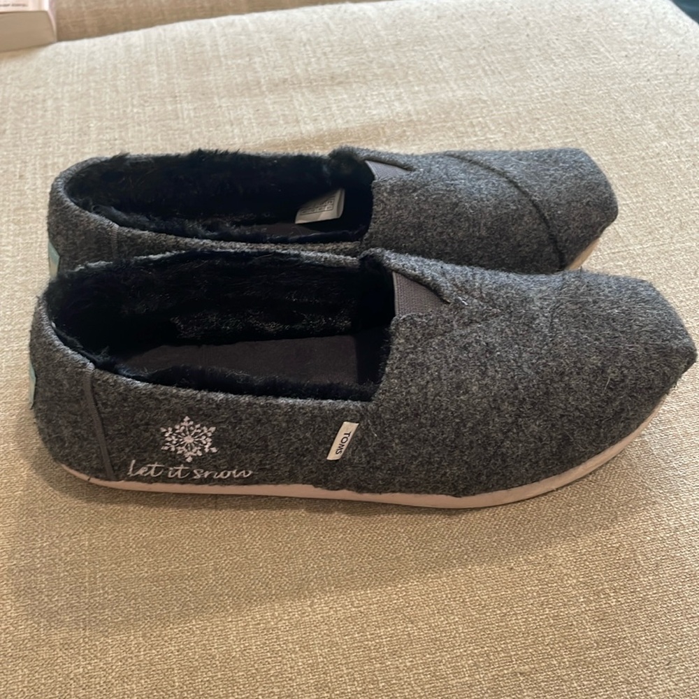 Toms Shoe Size 6.5 - Let it snow embroidered